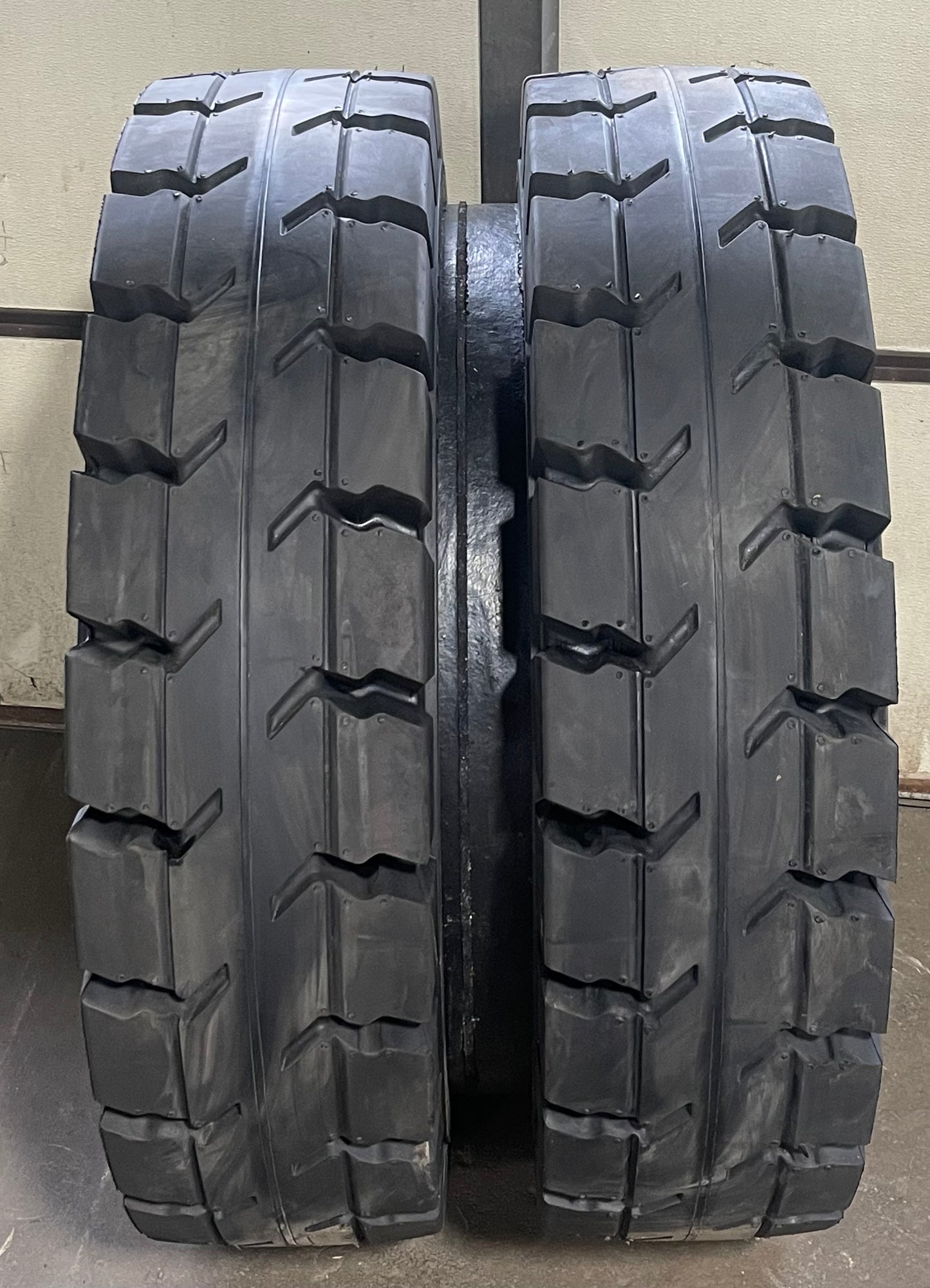 Magna MA 608 12.00-20 Super Solid Twin Wheel Tire